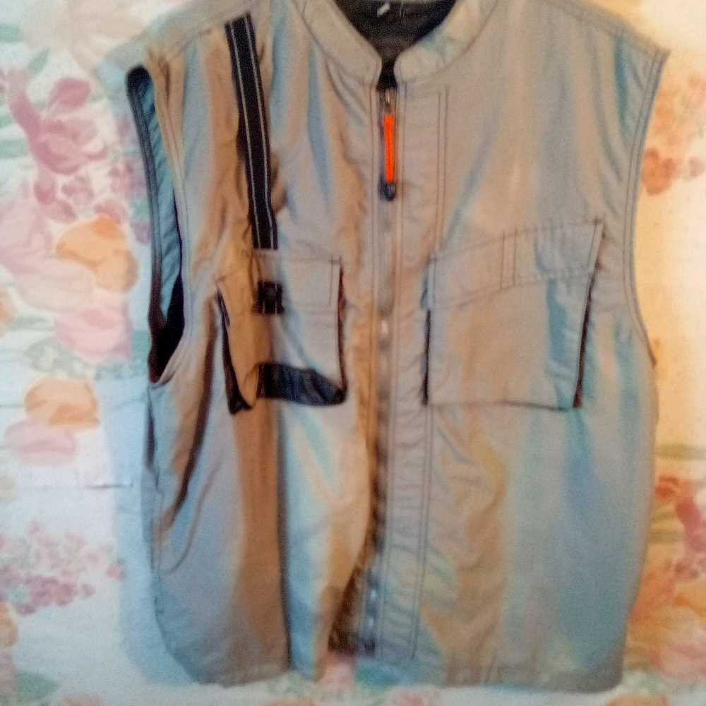 Multi pocket zip up vest